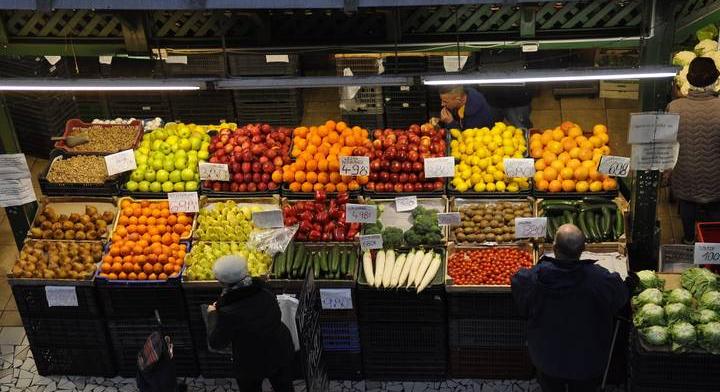 Lejárt élelmiszereket találtak az ellenőrök a budapestiek egyik kedvenc piacán