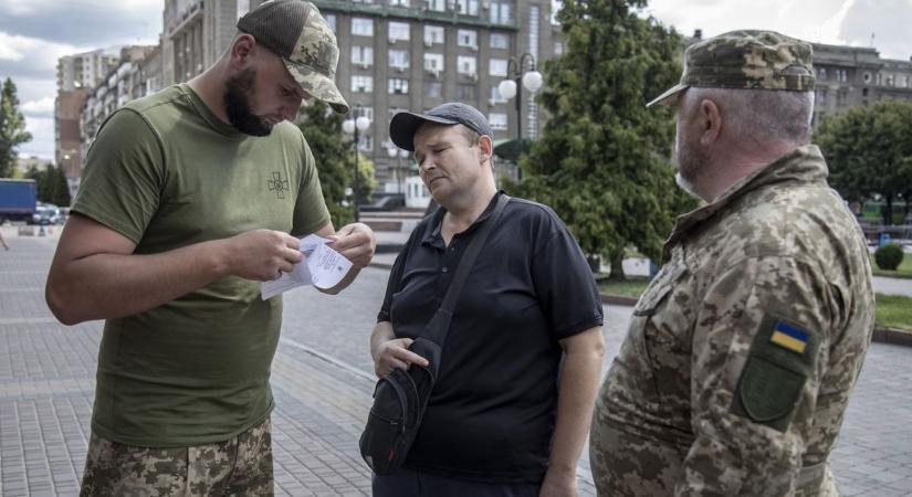 Már emberrablásokra hasonlítanak a kényszersorozások Ukrajnában - videó