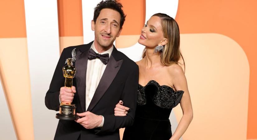 Köszönőbeszéde előtt Adrien Brody még kiköpte a rágóját, majd barátnője kezébe hajította