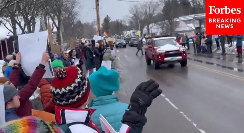 Ukránpárti tüntetők fogadták J.D. Vance alelnököt Vermontban, a titkosszolgálatnak kellett kimenekítenie