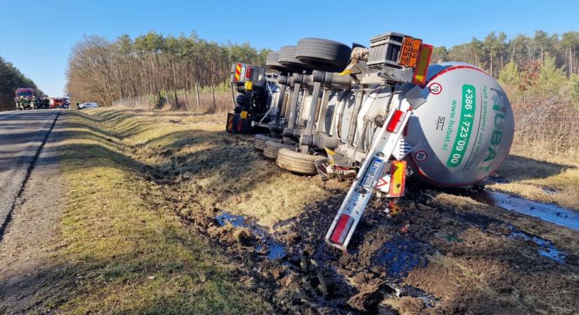 Folyékony bitumen folyt az útra, még tart a forgalomkorlátozás a 75-ös úton