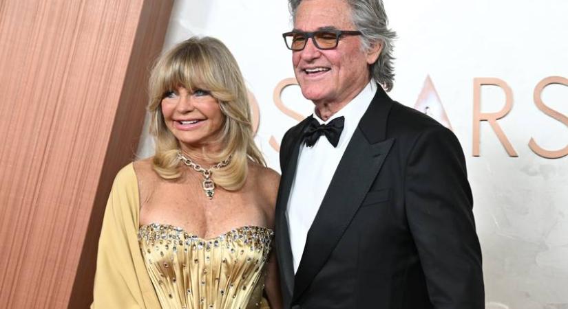 A 79 éves Goldie Hawn arany estélyiben pózolt Kurt Russell oldalán: ők voltak az Oscar-gála legszebb sztárpárja