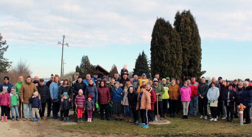 Díszcseresznyét, babérmeggyet is ültettek az acsádiak a Nemzeti faültetés napján