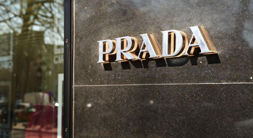 A Prada hamarosan bejelenthetni a Versace felvásárlását – cél a luxusipar csúcsa