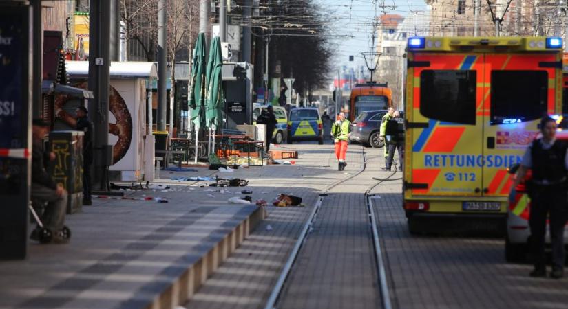 Emberek közé hajtott egy autó Németországban