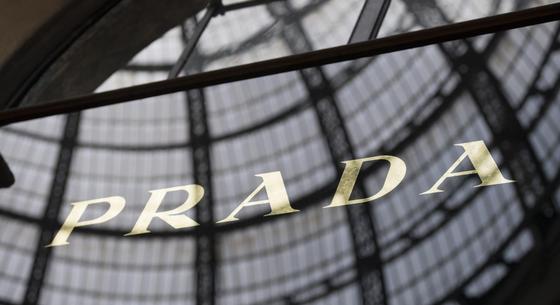 Felvásárolná a Prada a Versace-t, több mint 1,5 milliárd euró lehet az ára