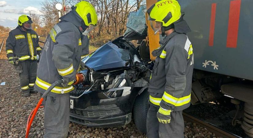 Megrázó képeken a súlyos nyírbátori vonatbaleset: felismerhetetlenné tört egy személygépkocsi