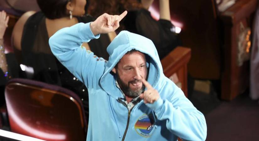 Adam Sandler egy szál melegítőben viharzott el az Oscar-gáláról: videón az eset