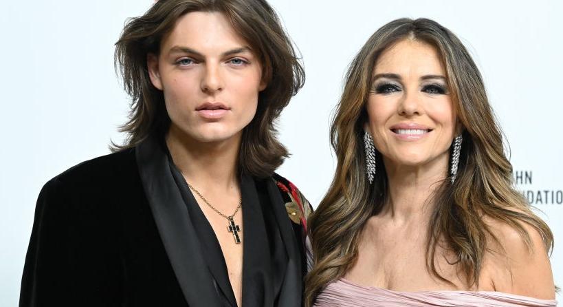 Az 59 éves Elizabeth Hurley királynőként ragyogott az Oscar afterpartyján, ahová jóképű fia kísérte őt el