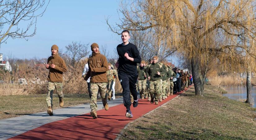 A területvédelmi ezred katonái és kadétok futottak együtt a békéért