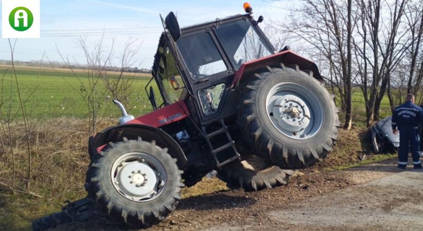 Hatalmas erővel csattant össze egy traktor és egy autó