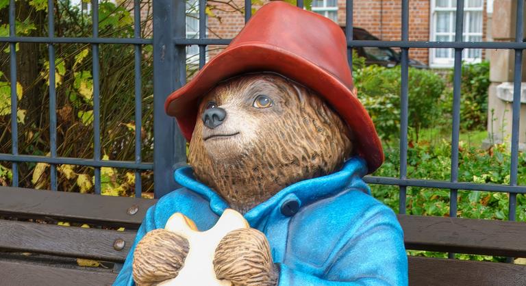 Ellopták és kettétörték Paddington maci szobrát