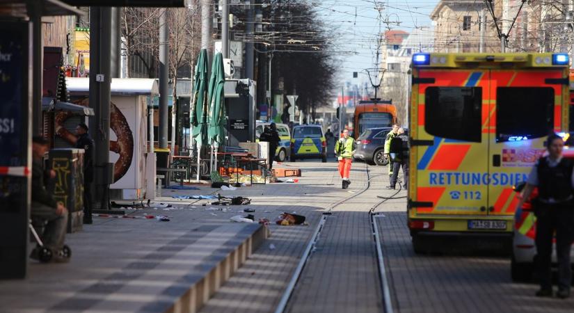 Két ember meghalt, többen súlyosan megsérültek, amikor a tömegbe hajtott egy autó Mannheimben