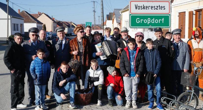 Zenés tojásszedés, falukörmenet a vaskeresztesiek farsangján - fotók, videó