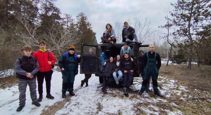 Csokival hálálta meg a diákok segítségét Bánhidy tanár úr