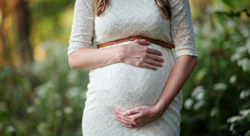 "Anyámmal mindketten gyereket várunk: ugyanaz a férfi a gyermekeink apja!"