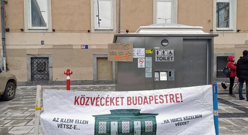 Egy év próbára bocsátották a közvécék hiánya miatt festékszóróval tiltakozó aktivistákat