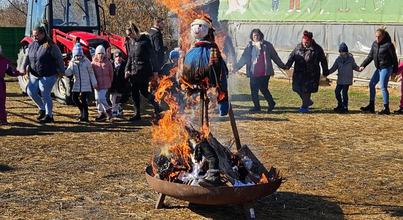 A komáromi óvodások is elűzték a telet  fotók