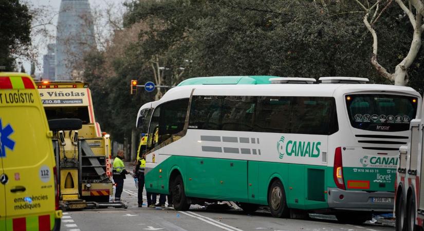 Turistabuszok ütköztek Barcelonában, több súlyos sérült is van – videó