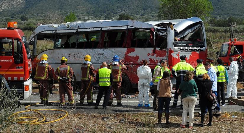 Két turista busz ütközött Barcelonában, több mint ötvenen megsérültek