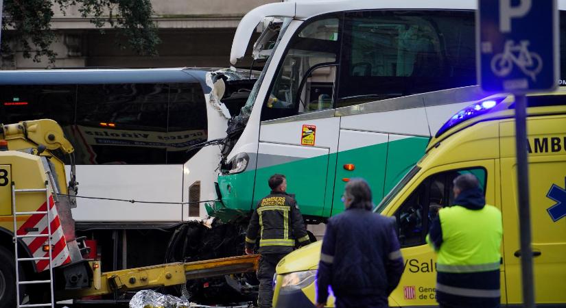 Több mint ötven sérültje van két turistabusz balesetének Barcelonában, négy állapota válságos