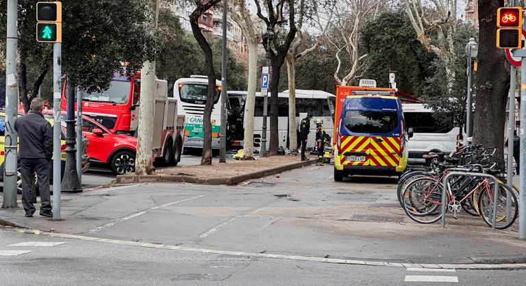 Két turistabusz csapódott egymásba Barcelonában, több mint ötvenen sérültek meg a balesetben