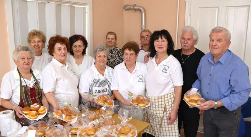 A népdalkör ezúttal nem énekelt, hanem fánkokat sütött szeretetből