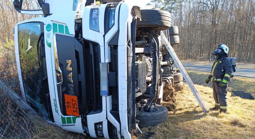 Oldalára borult egy folyékony bitument szállító kamion Zala vármegyében – képgaléria