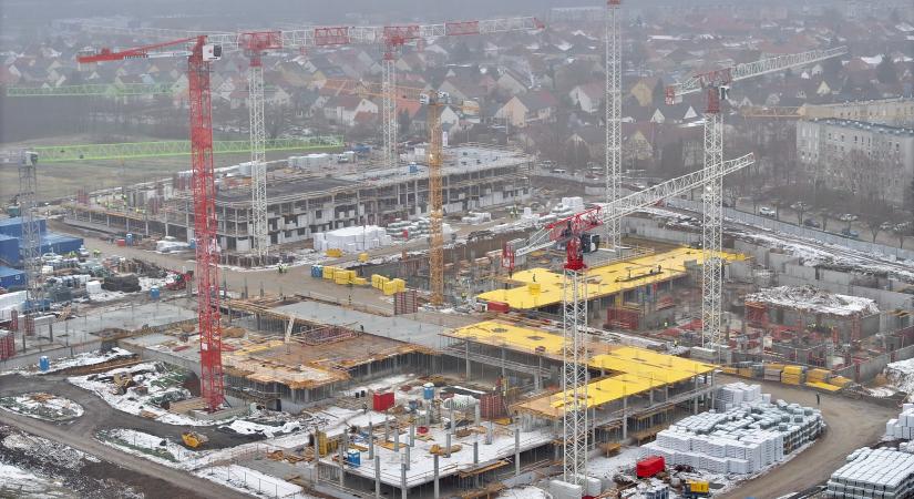 Tíz toronydaru dolgozik az új paksi lakópark építkezésén - VIDEÓ