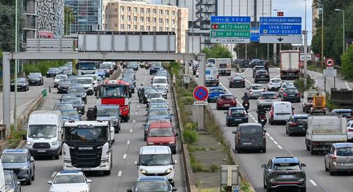 Külön sávot kaptak Párizsban azok az autók, amelyekben legalább hárman ülnek