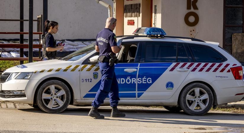 Videón, ahogy elütik az intézkedő rendőrt egy budapesti parkolóban