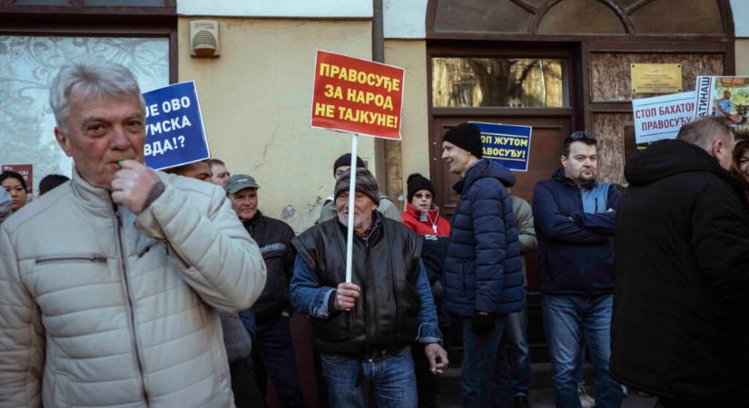 Haladópárti tüntetés a zentai bíróságnál (fotókvideó)