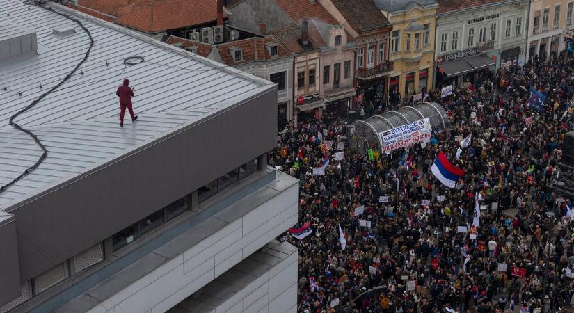 Káosz Szerbiában: jelzőfáklyákkal, füsttel és verekedéssel akadályozza az ellenzék a parlament ülését