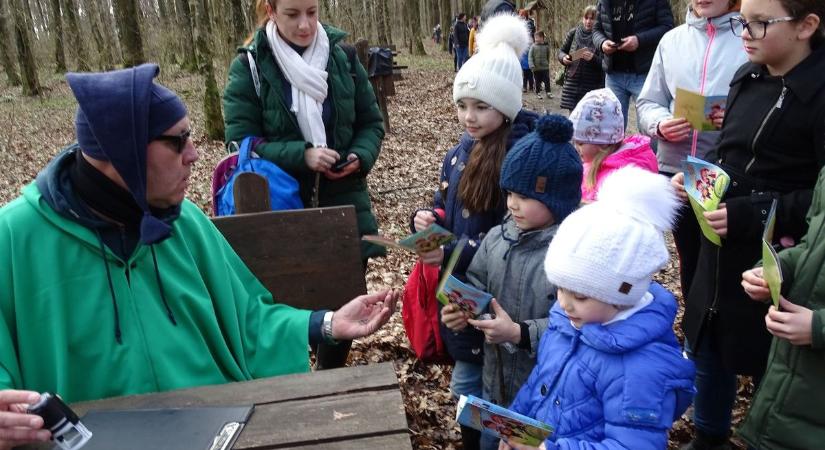 Tőzikeszőnyegen osztogatta pecsétjeit az erdei manó