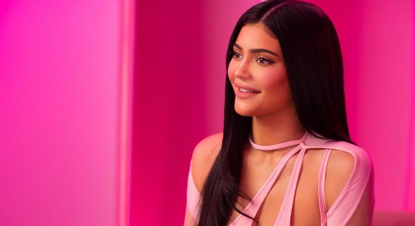 Kylie Jenner nagyon felbosszantotta a rajongókat az Oscar-gálán, kíméletlenül nekiestek a kommentelők