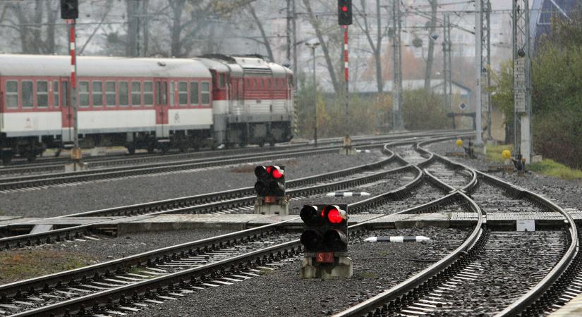 TRAGÉDIA: Halálra gázolt a személyvonat egy sínekre lépő nőt