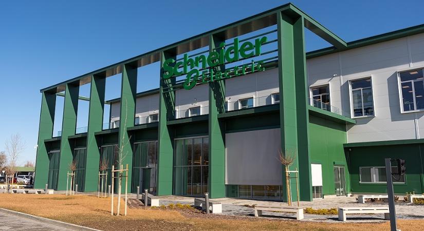 Újabb 44 millió eurós beruházást valósít meg Dunavecsén a Schneider Electric