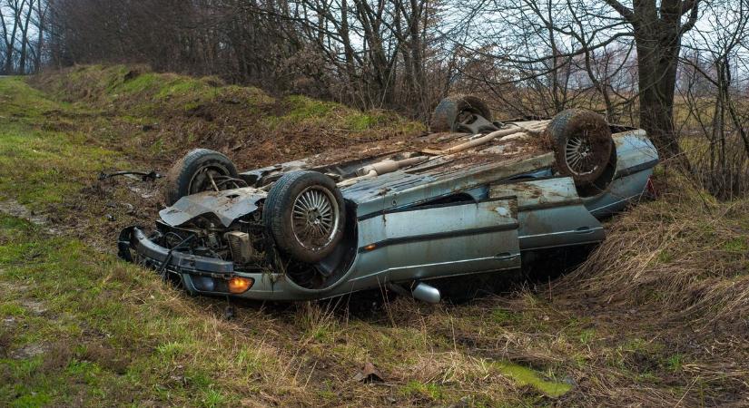 Drámai baleset Kétpónál: a feje tetején állt meg egy autó az árokban