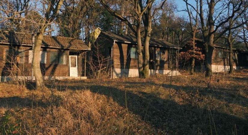 Szívszaggató látványt nyújt az egykor gyerekzsivajtól hangos tábor, hamarosan döntenek a sorsáról