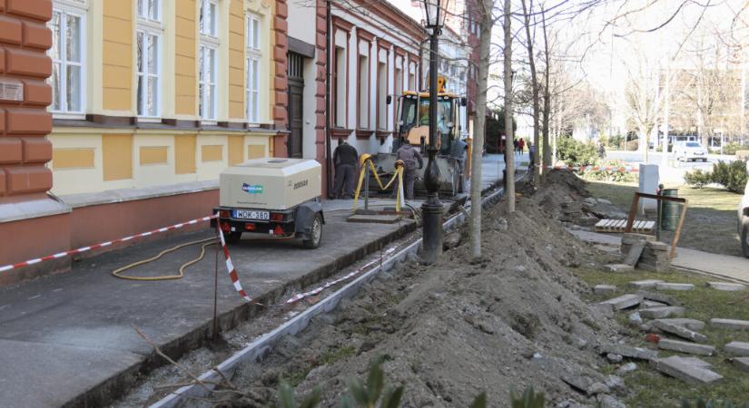 Már a Széchenyi térnél tartanak a kerékpárút bővítéssel