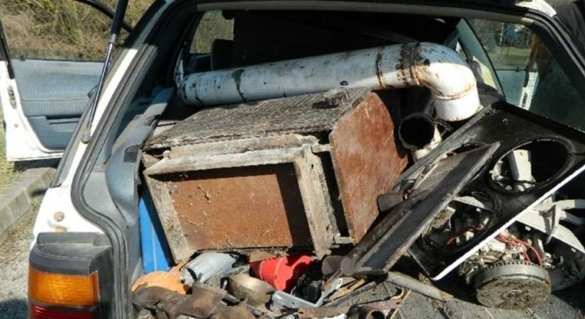 Telitalálat: fűrészt, kályhát, csónakmotort is rejtett a lekapcsolt autó
