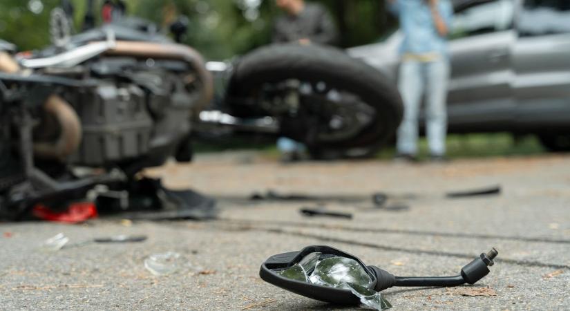 Autó és motorkerékpár ütközött össze a 87-es főúton