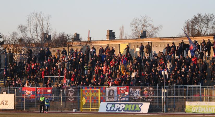 Tatabánya–Vasas: repült a pirotechnika, forrt a hangulat a lelátón