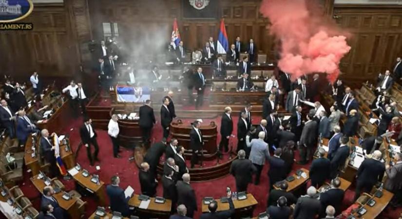 Berekesztették a parlamenti ülést, helyszínel a rendőrség