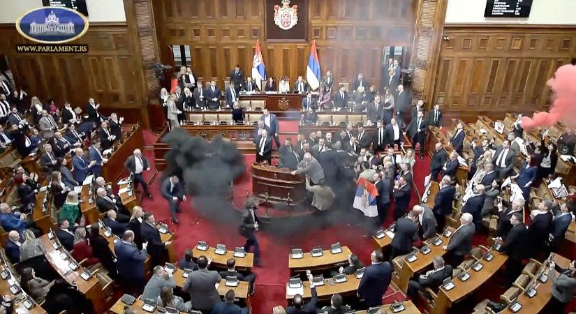 Káosz, füst, verekedés, és egy stroke is akadályozta a szerb parlament munkáját