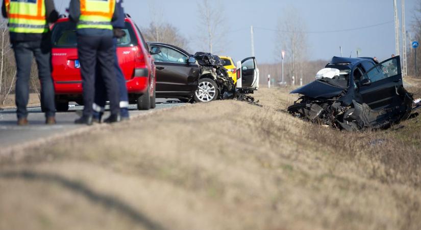 Szörnyű balesetben hunyt el egy rendőrnő, kegyetlenül megaláztak egy diáklányt a társai