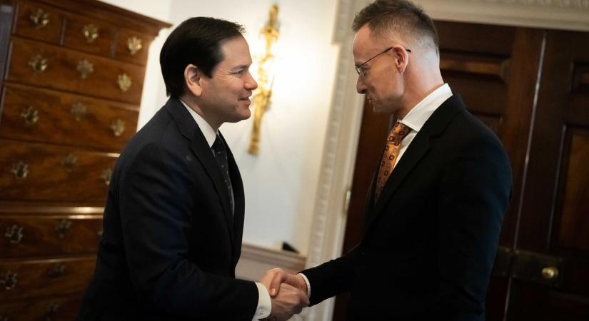 Szijjártó Pétert tárt karokkal várta az amerikai külügyminiszter, az EU külügyi főkéviselőjére rá sem hederített