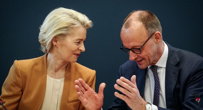 Von der Leyen és Merz késhegyig menő versenyt folytat Európa koronájáért