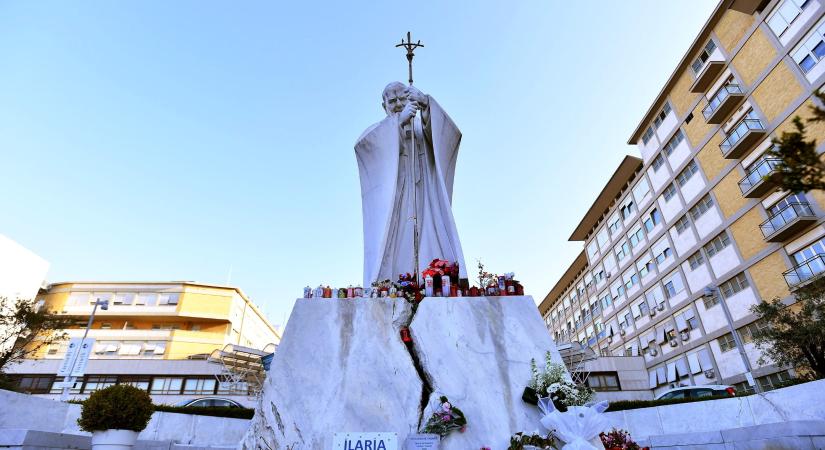 Újabb hírek érkeztek a nagybeteg pápáról