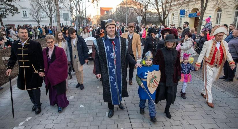 Maskarások lepték el a belváros utcáit (galériákkal)